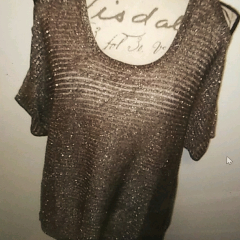 Jennifer Lopez sexy cold shoulder top med